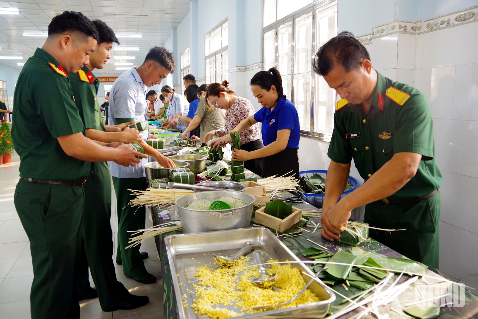 Cán bộ, chiến sĩ vui gói bánh chưng, bánh tét đón Tết
